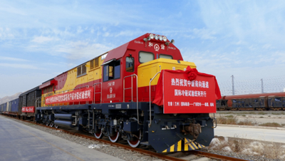 統(tǒng)籌班列運(yùn)營(yíng)管理、貨源組織、開(kāi)行計(jì)劃、跨境聯(lián)運(yùn)，爭(zhēng)取圖定班列、運(yùn)費(fèi)下浮和班列補(bǔ)貼等政策，對(duì)各港口定位和布局優(yōu)化調(diào)整，重點(diǎn)開(kāi)展中歐、中亞、南亞、西部陸海新通道國(guó)際班列貨源組織、開(kāi)行計(jì)劃，推進(jìn)班列運(yùn)營(yíng)管理和通道建設(shè)；零擔(dān)貨物去程班列集拼集運(yùn)和回程班列集散分撥；整車(chē)貨物及大宗物資集拼集運(yùn)和分撥加工等業(yè)務(wù)，在國(guó)際班列沿線(xiàn)重要節(jié)點(diǎn)布局海外加工基地、物流基地及海外倉(cāng)等，增強(qiáng)國(guó)際班列集聚輻射效應(yīng)。