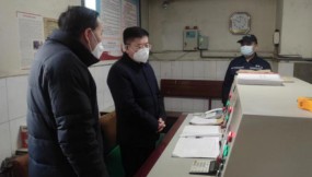  王月成、李建軍在春節(jié)期間檢查慰問